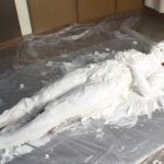 生クリーム女体盛りメッシー｜明るく可愛い女の子がうつぶせで生クリームを顔面から受けるのが最高エロフェチ動画