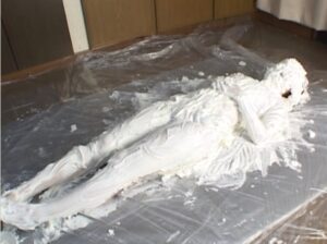 生クリーム女体盛りメッシー｜明るく可愛い女の子がうつぶせで生クリームを顔面から受けるのが最高エロフェチ動画