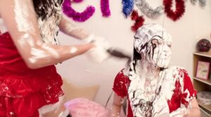 パイ投げ生クリームメッシー｜顔面が汚れても美しいのが最高に興奮エロフェチ動画