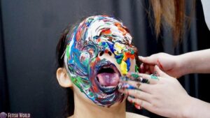 顔面ペイントぶっかけメッシー｜容赦なくこんもり絵の具をのせられ口の中にも大量最強モデル