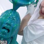 絵の具顔面ぶっかけメッシー｜一人だけ汚れる屈辱感が可哀そうで悲壮感漂う作品