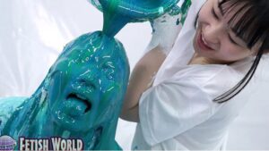 絵の具顔面ぶっかけメッシー｜一人だけ汚れる屈辱感が可哀そうで悲壮感漂う作品