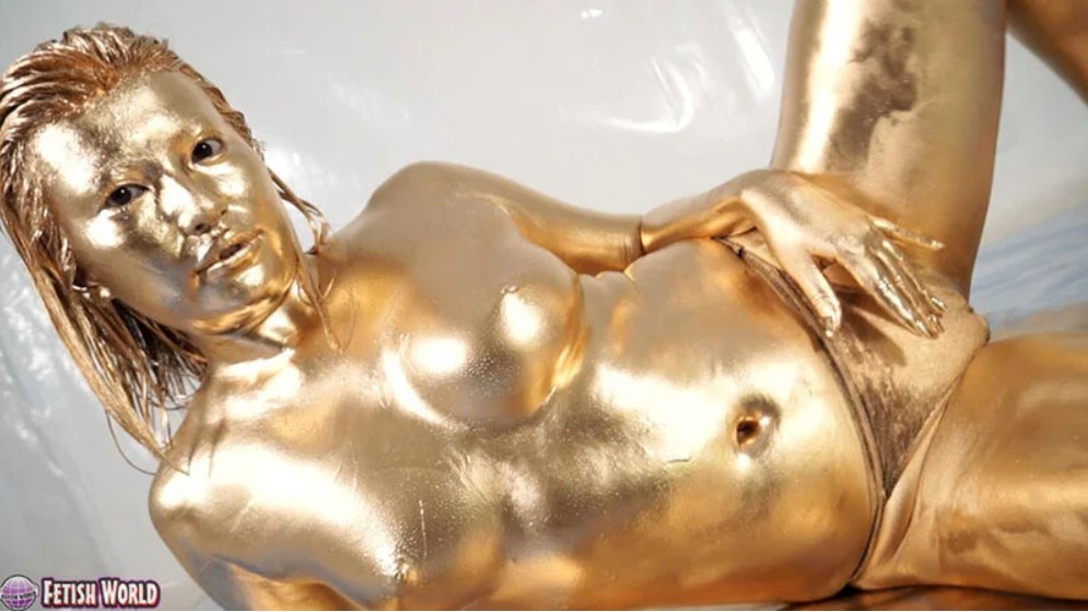 全身金粉メッシー