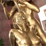 金粉ぶっかけメッシー｜全身を覆われ銅像のようになる美しさ動画レビュー