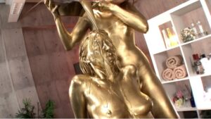 金粉ぶっかけメッシー｜全身を覆われ銅像のようになる美しさ動画レビュー