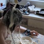 顔面牛乳ぶっかけメッシー｜裸で両腕を拘束され動けない可哀そうな裸の女変態フェチ動画